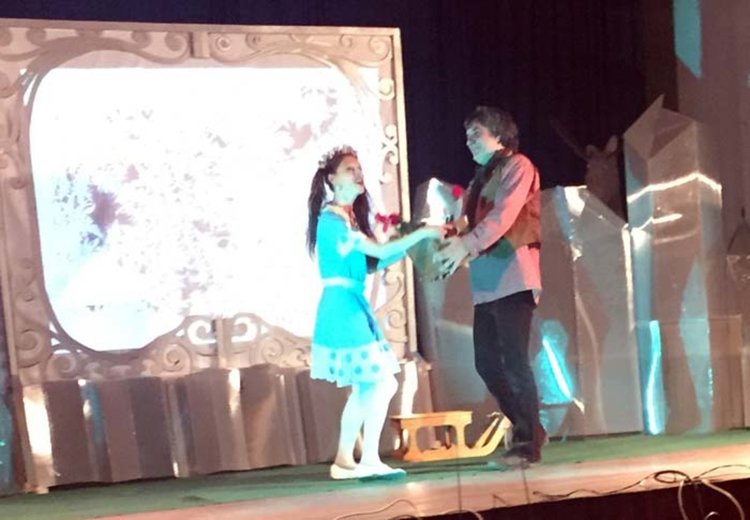 Цвета Караянчева зарадва малчуганите от Кирково и Бенковски с пиесата „Снежната кралица“