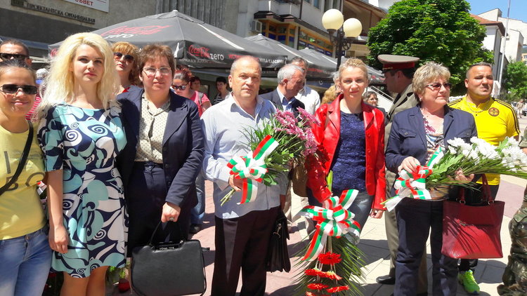 ГЕРБ с венци пред паметника на Ботев, БСП се поклони и пред Паметника на парашутистите 