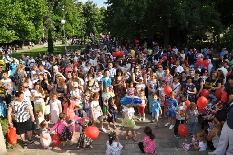  Песни и смях огласиха Градската градина в Кърджали