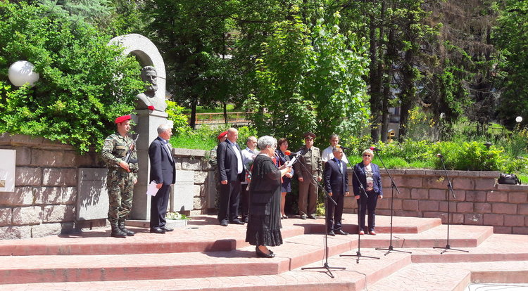 ГЕРБ с венци пред паметника на Ботев, БСП се поклони и пред Паметника на парашутистите 