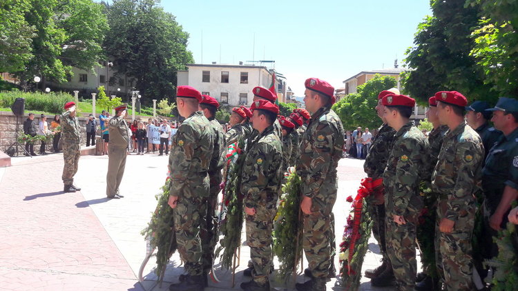 ГЕРБ с венци пред паметника на Ботев, БСП се поклони и пред Паметника на парашутистите 