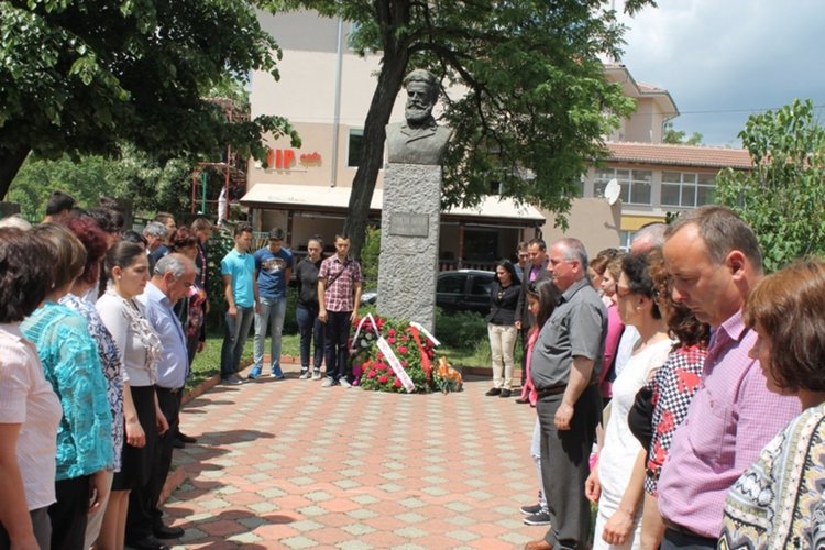 Ардинци почетоха Ботев с венци и цветя