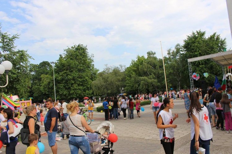 Над 200 деца рисуваха за 1 юни