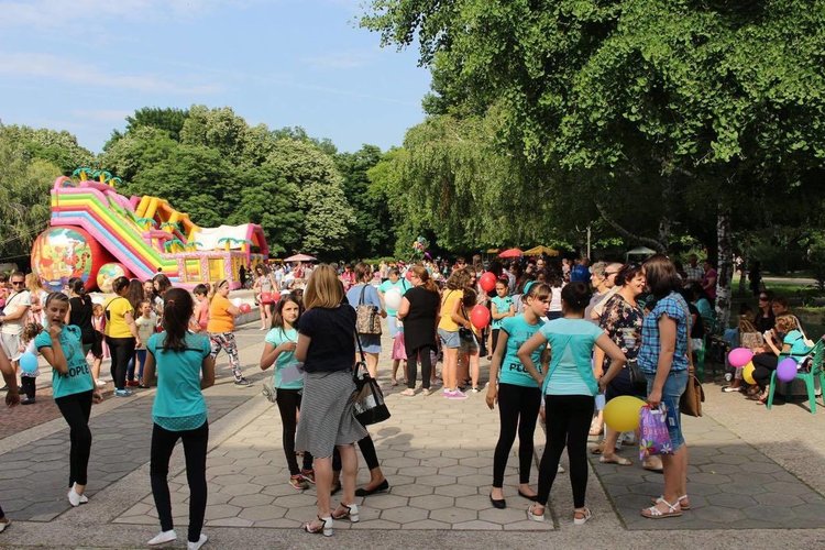 Над 200 деца рисуваха за 1 юни