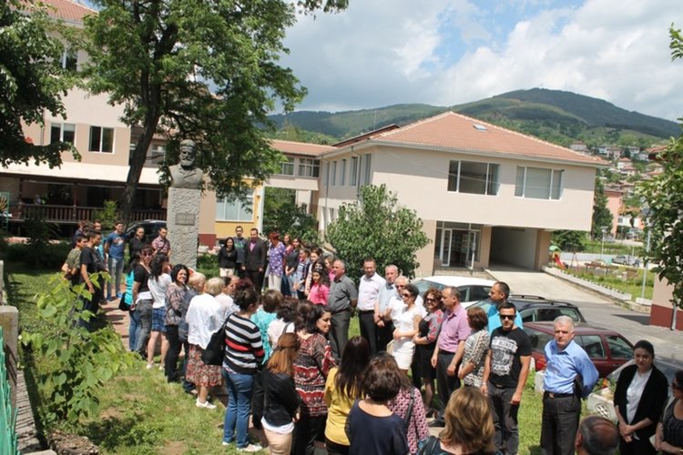 Ардинци почетоха Ботев с венци и цветя