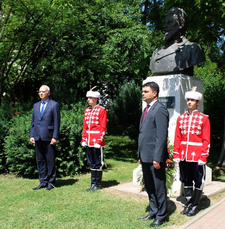 Димитровградчани сведоха глави пред загиналите за свободата на България