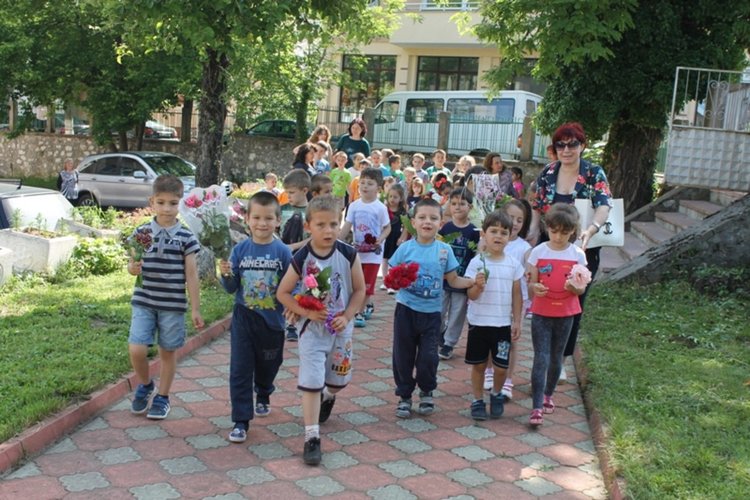 Ардинци почетоха Ботев с венци и цветя