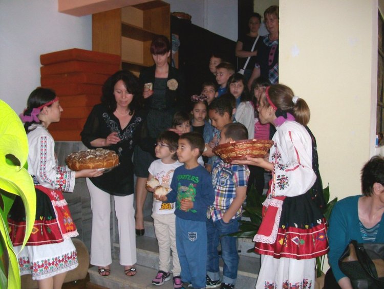 Театър „Веселушко”  посрещна децата с постановка по творби на Стефан Цанев