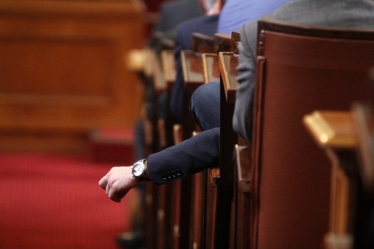 Депутатите разглеждат предложение за купуване на нов боен самолет