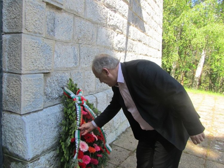 За 2 юни в Смолян: Венци, цветя и поклонение на паметника -костница на връх "Среногорец"