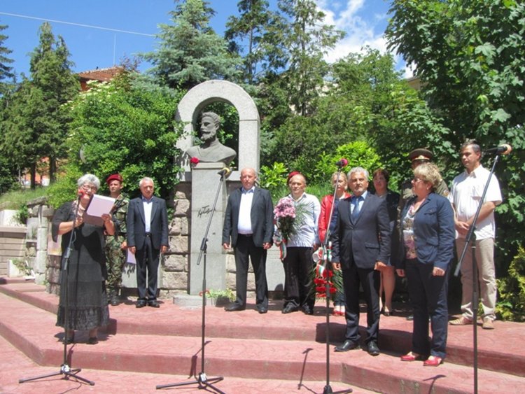 За 2 юни в Смолян: Венци, цветя и поклонение на паметника -костница на връх "Среногорец"