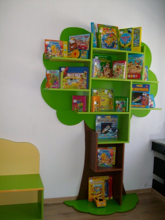 Стаята има и кът, обзаведен с разнообразни игри, подходящи за вързастта на малките посетители