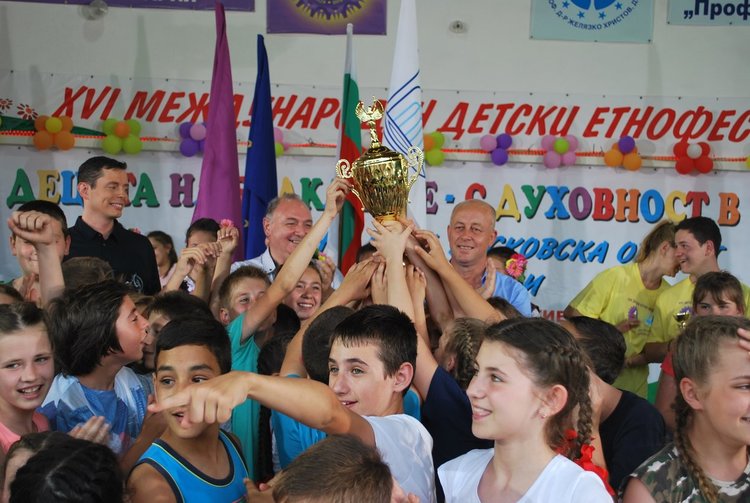 Танцьорите от "Рона" с отличия от етносфеста в Баните, „Чудесия” с голямата награда