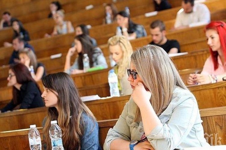 Кунева преговаря със студенти за стипендиите
