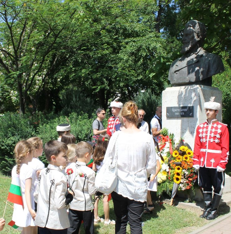 Димитровградчани сведоха глави пред загиналите за свободата на България