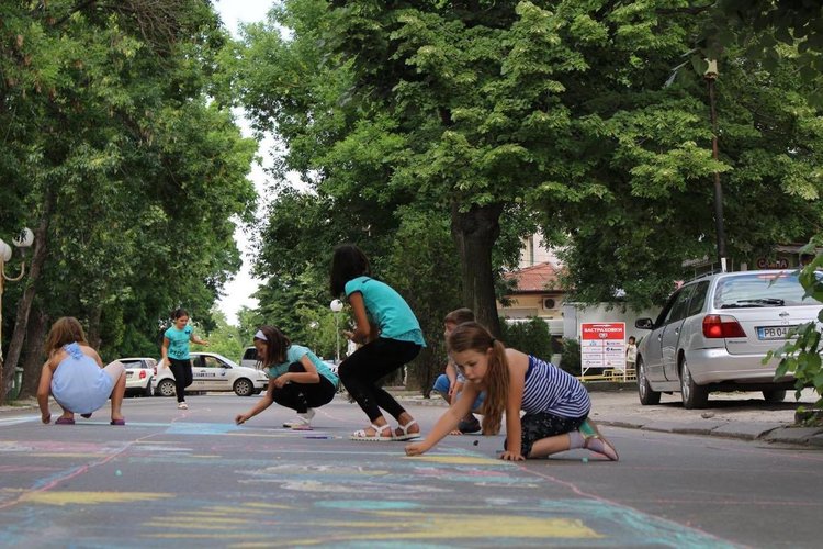 Над 200 деца рисуваха за 1 юни