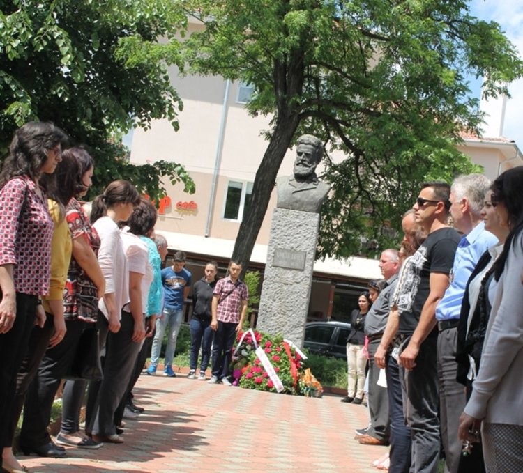 Ардинци почетоха Ботев с венци и цветя