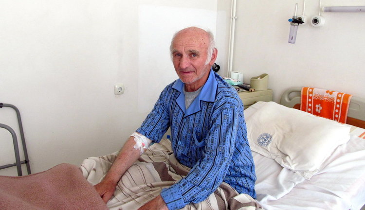 75 годишният Сашо Моллов от Рудозем вече се е спасил от болките