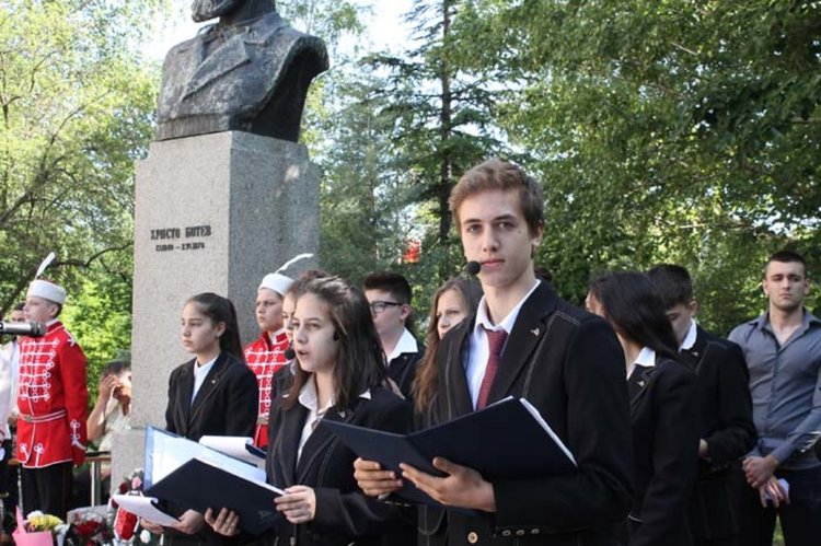 Езиковата гимназия отдаде почит на своя патрон Христо Ботев