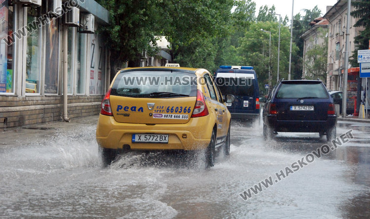 Градушка удари Хасково, още порои довечера 