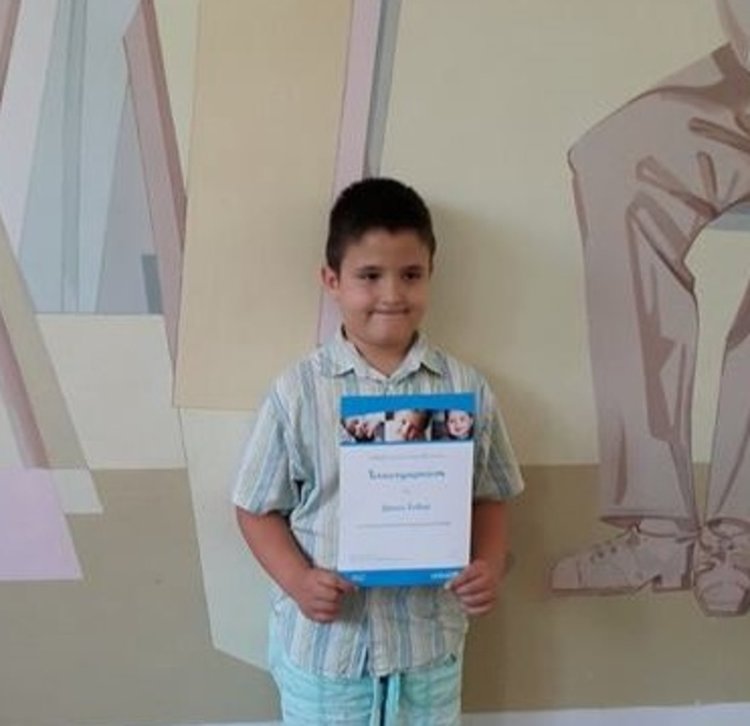 Грамоти за йовковци от конкурса за детска рисунка в град Камено