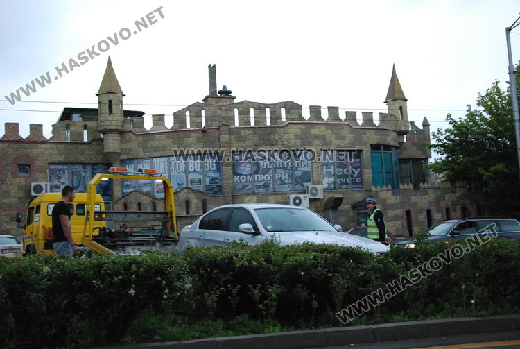 БМВ яхна разделителната ивица на “Раковски” в дъжда тази сутрин