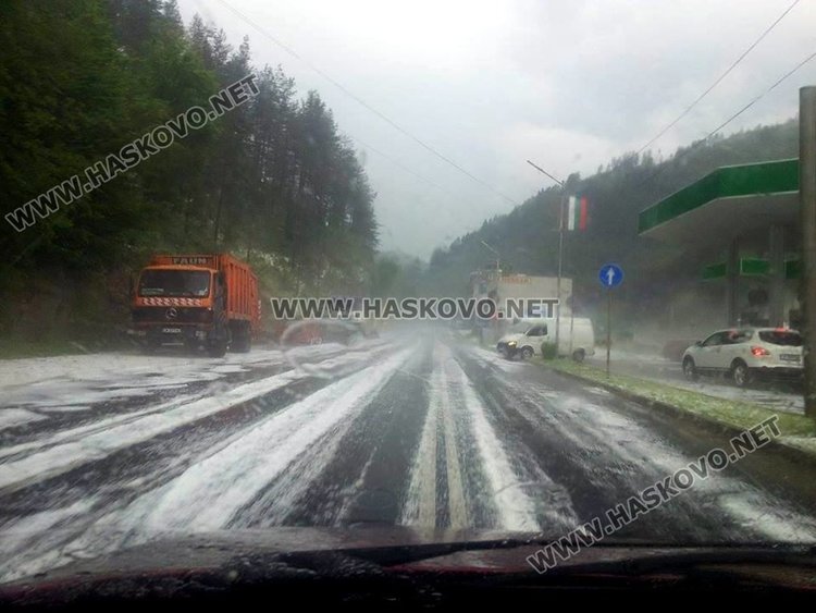 Така изглеждаше пътя на входа на град Мадан днес малко след 14.00ч