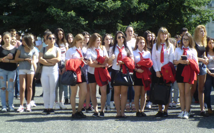 Славейковци рецитират стихове на Христо Ботев в двора на училището