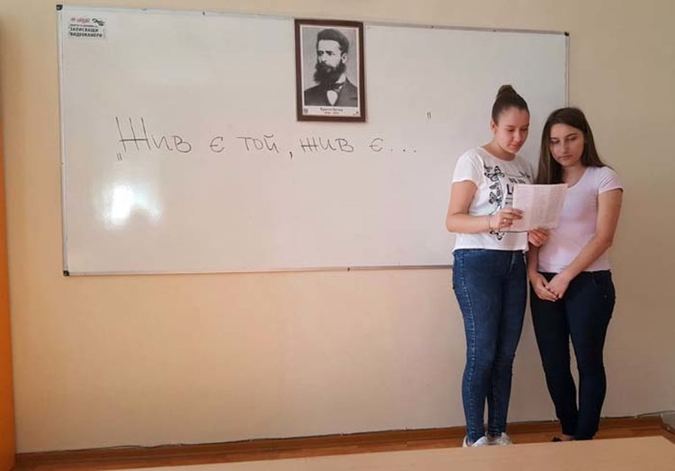 Петстотин алековци рецитират Ботев