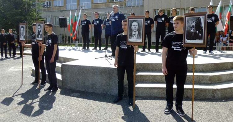 Славейковци рецитират стихове на Христо Ботев в двора на училището