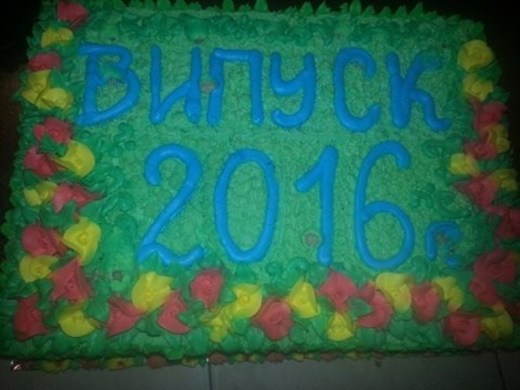 Цвета Караянчева подари празнична торта на малки абитуриенти от Припек