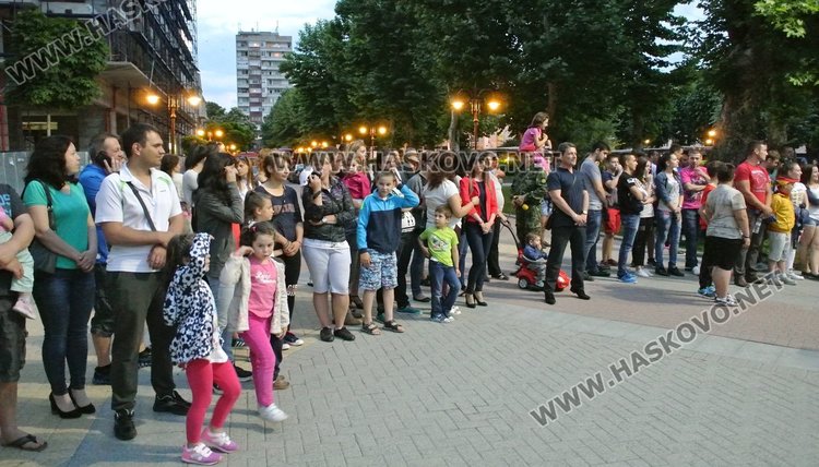 Заря, ученически и военен строй в Хасково за Ботев и героите