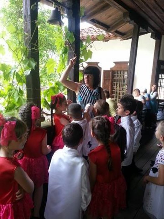 Цвета Караянчева подари празнична торта на малки абитуриенти от Припек