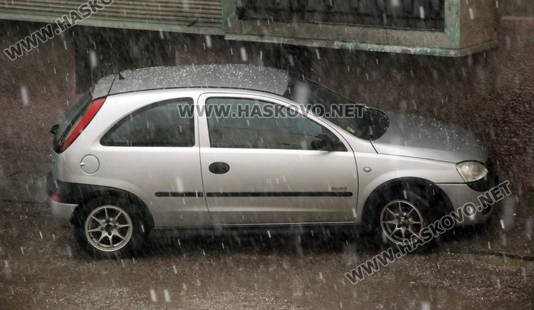 Градушка удари Хасково, още порои довечера 