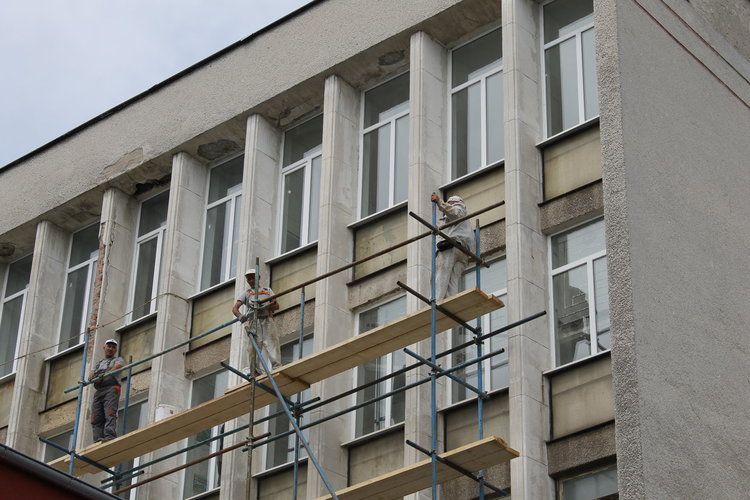  От днес започва и боядистване на фасадата на сградата на Детски и младежки център