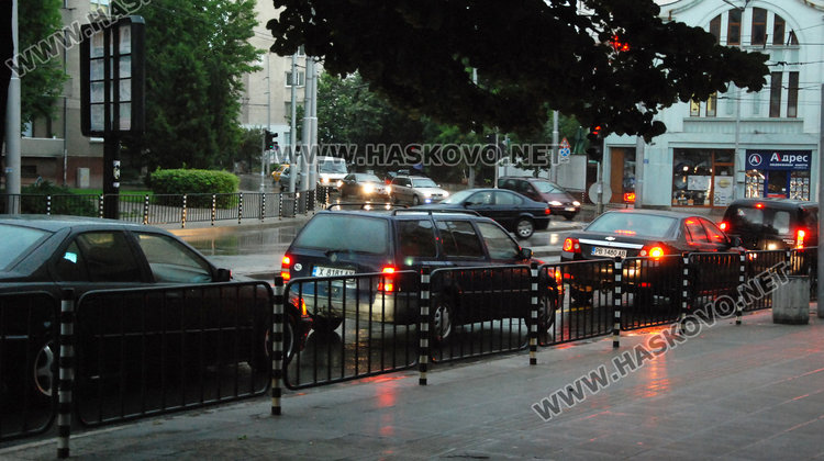 Градушка удари Хасково, още порои довечера 