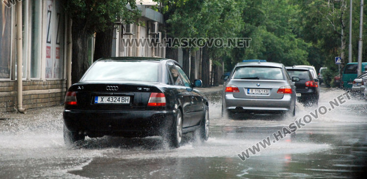 Градушка удари Хасково, още порои довечера 