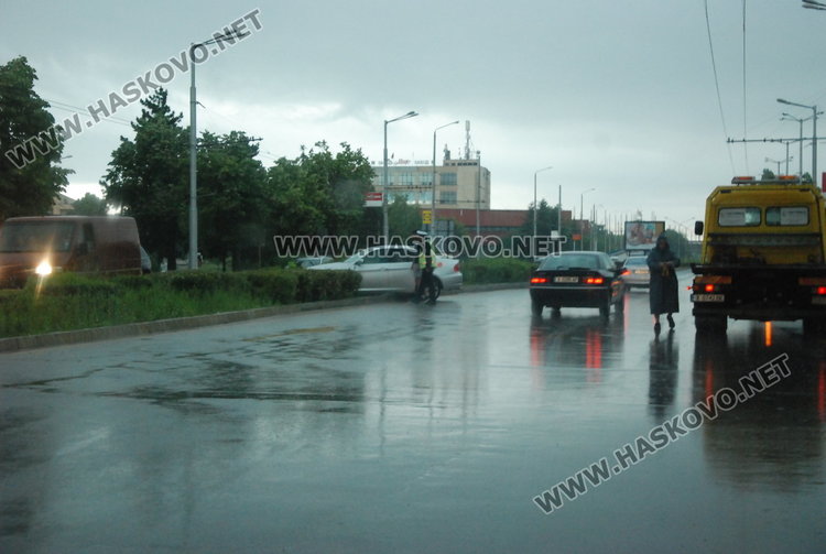 БМВ яхна разделителната ивица на “Раковски” в дъжда тази сутрин