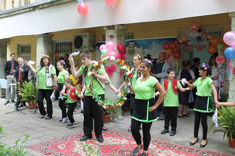 Децата от ДЦДУ изнесоха програма