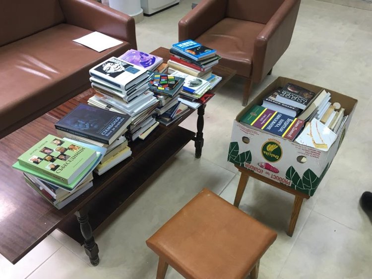 Част от дареното на библиотеката