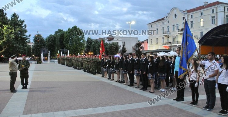 Заря, ученически и военен строй в Хасково за Ботев и героите