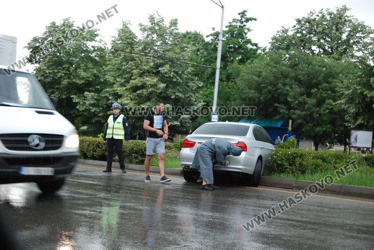 БМВ яхна разделителната ивица на “Раковски” в дъжда тази сутрин