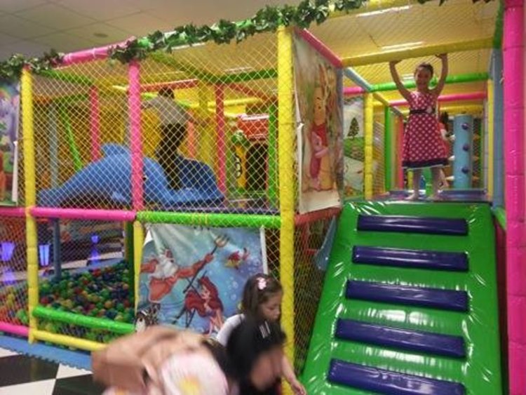 Цвета Караянчева подари празнична торта на малки абитуриенти от Припек