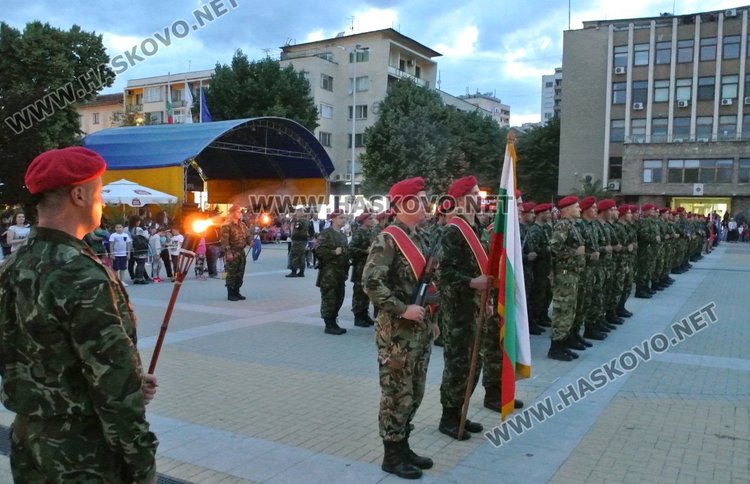 Заря, ученически и военен строй в Хасково за Ботев и героите