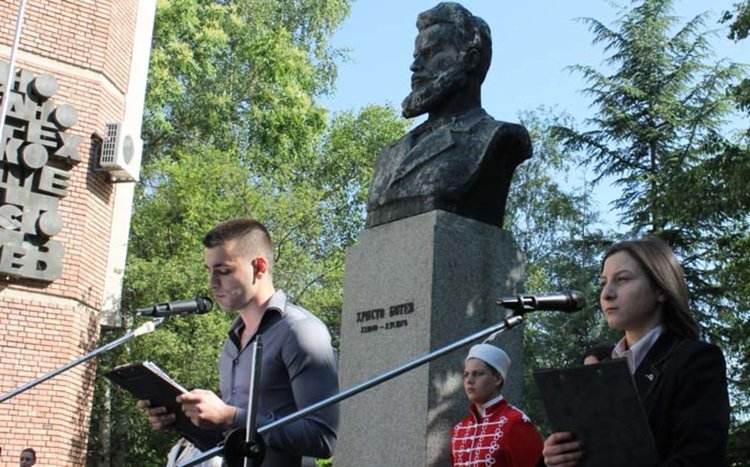 Езиковата гимназия отдаде почит на своя патрон Христо Ботев