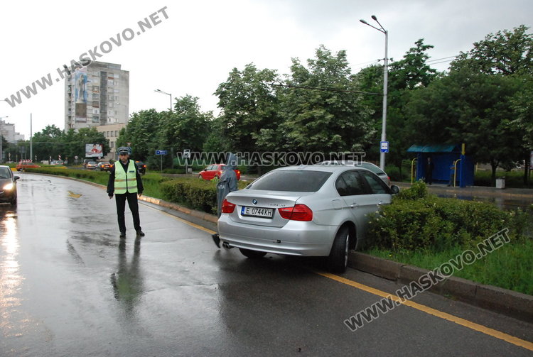 БМВ яхна разделителната ивица на “Раковски” в дъжда тази сутрин