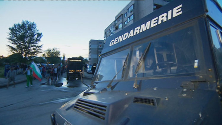 Протести в Ботунец - 8 ранени, нито един задържан