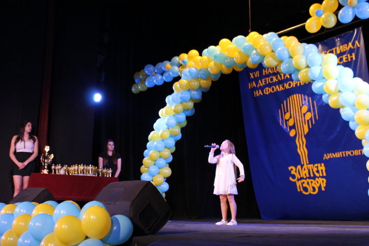 От сцената на театъра Ивон изпълни една от емблематичните си песни