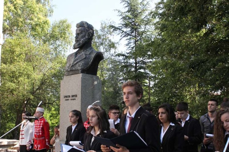 Езиковата гимназия отдаде почит на своя патрон Христо Ботев