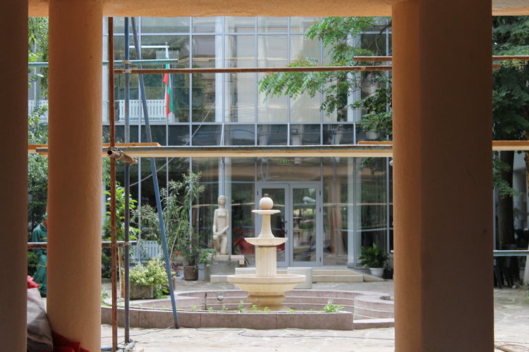 Предстоят довършителни дейности по настилката на лятната читалня